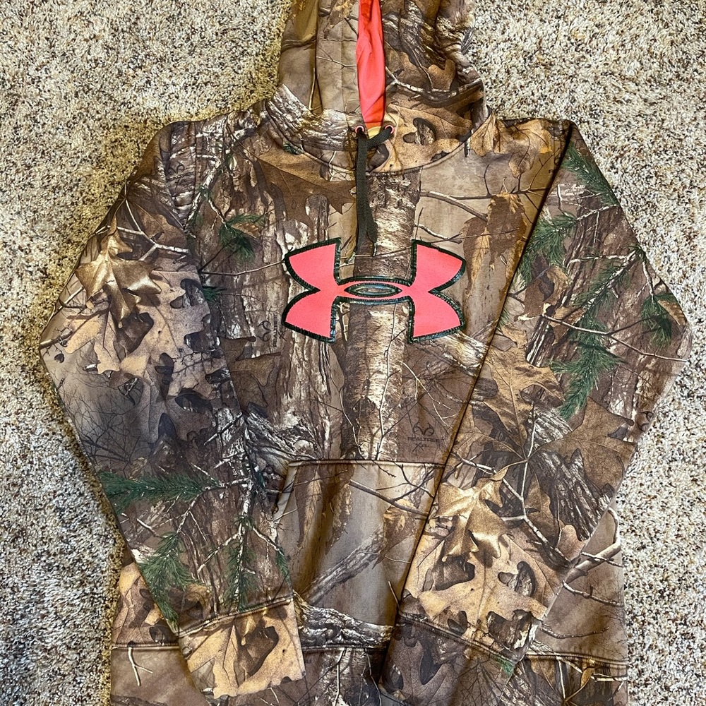 UNDERARMOUR CAMO/PINK HOODIE